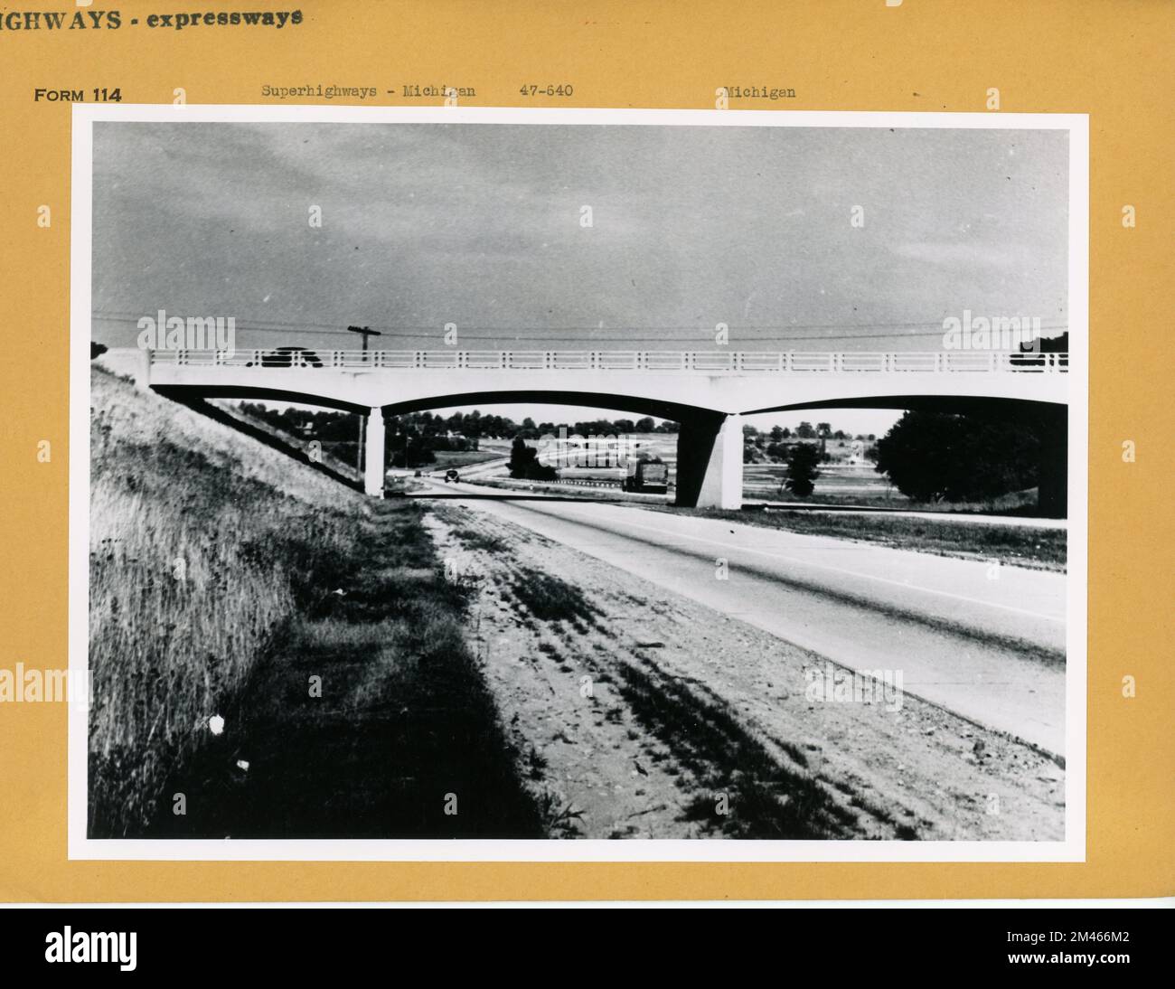 Detroit Industrial Expressway, Trennung der Whittaker Road am Ypsilanti South Belt (Ypsi-Umgehung). Originalüberschrift: Detroit Industrial Expressway. Whittaker Road Trennung am Ypsilanti South Belt (Ypsi Bypass), Blick über den Huron River in Richtung Ford Dam Road Trennung im Hintergrund. Bezirk Washtenaw Nr. 3022. Foto: Michigan State Highway Department. 10. August 1944. Bundesstaat: Michigan. Ort: Washtenaw County. Stockfoto