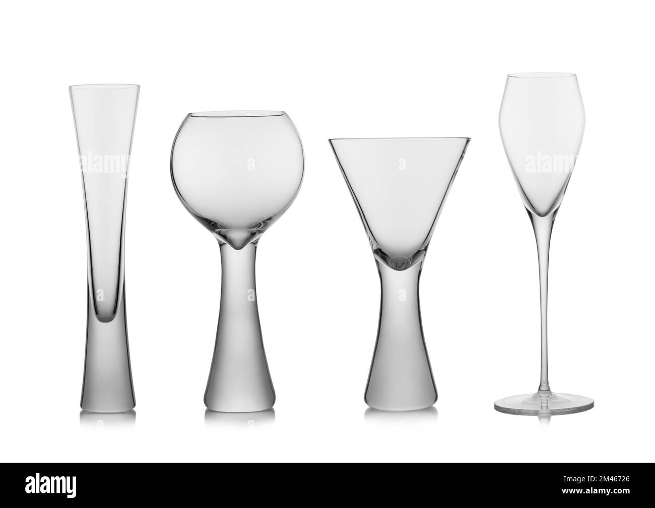 Set aus verschiedenen luxuriösen Wein- und Champagnergläsern auf Weiß. Ballonform, Flöten- und Prosecco-Gläser. Stockfoto