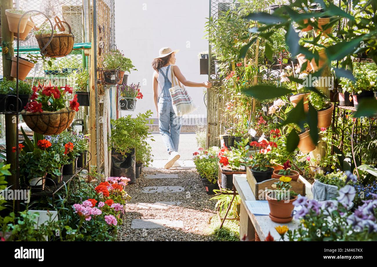 Frau, beim Gehen oder Einkaufen in kleinen Unternehmen, Floristen oder grünen Blattpflanzen, Blumen oder nachhaltigem Wachstum. Gartencenter, Kinderzimmer oder Gewächshaus Stockfoto