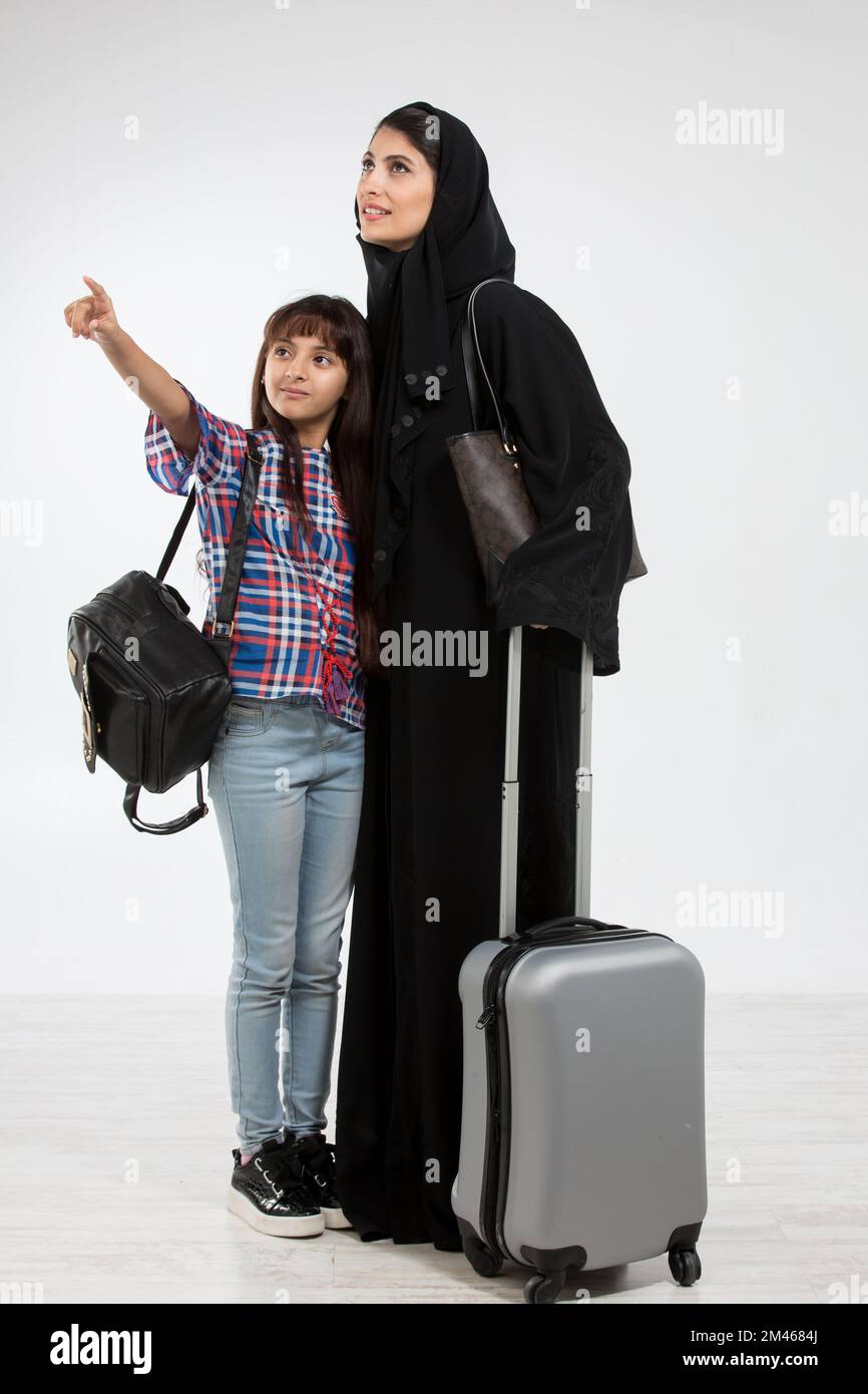 Die arabische Mutter und ihre Tochter sind auf Reisen. Stockfoto