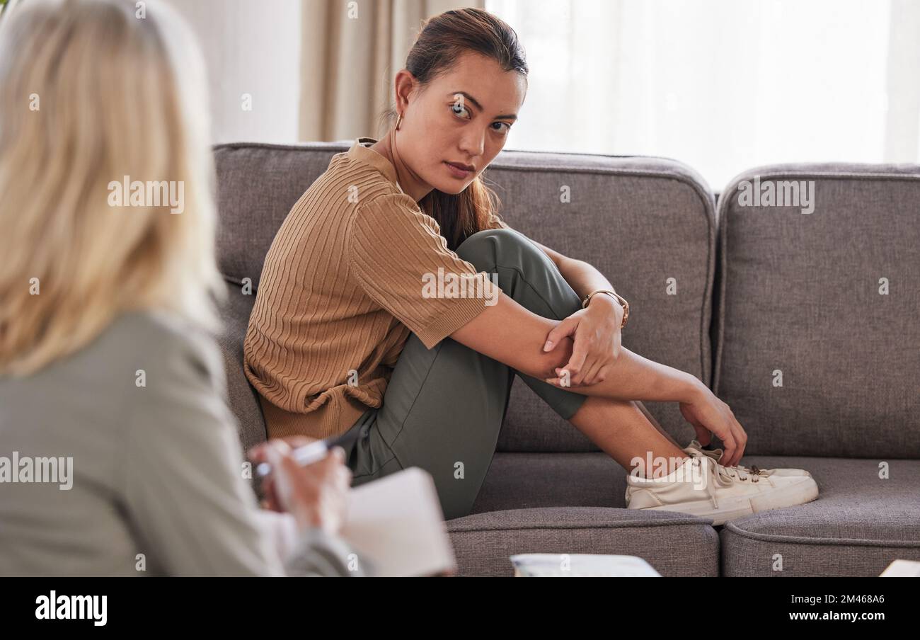 Psychische Gesundheit, Psychologie und Psychologe mit Patienten, Frauen und Depressionen mit Angst, Kommunikation mit Arzt und Hilfe. Unterstützung, Vertrauen und Stockfoto