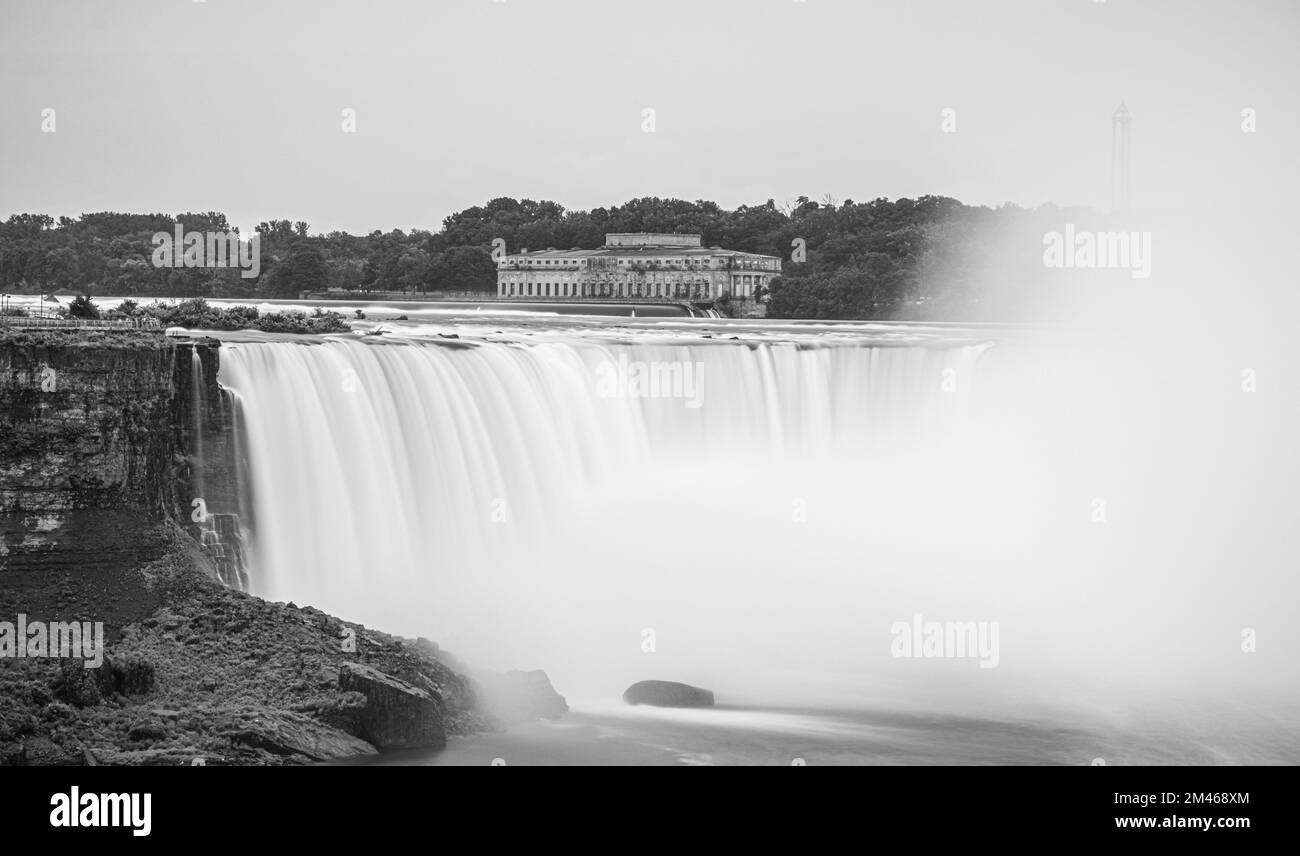 Eine Graustufe von Niagarafällen und Bäumen an der Grenze zwischen den USA und Kanada Stockfoto