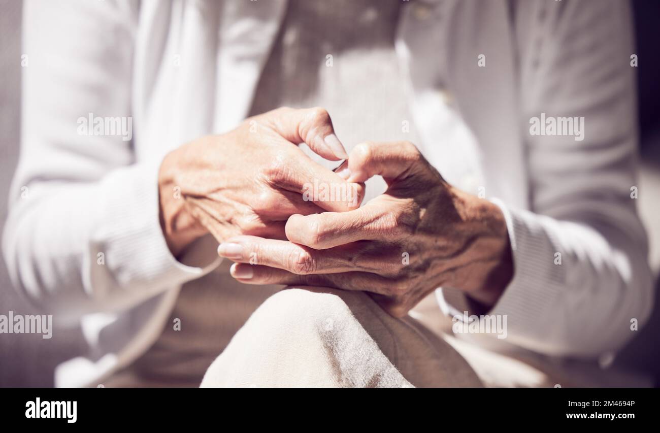 Angst, Trauer und Hände einer Seniorin in einer Therapiesitzung wegen Verlust, psychischer Gesundheit und Unterstützung. Hoffnung, Beratung und ältere Rentnerin Stockfoto