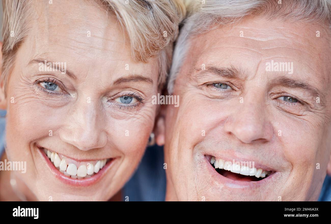 Porträt, Gesicht und Seniorenpaar mit Lächeln, Ruhestand und Glück für Romantik, Freundschaft und Beziehung. Romantische, reife Frau und alter Mann Stockfoto