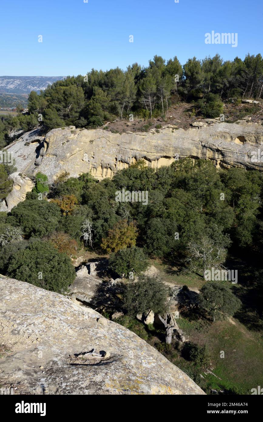 Blick über die Klippen des Troglodytendorfes von Calès Lamanon Provence Frankreich Stockfoto