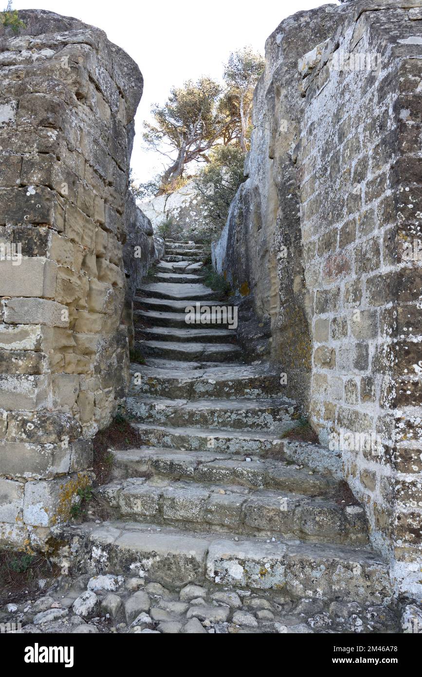 Befestigter Eingang und Steintreppe zum Adandoned oder Ruine Troglodyte Village von Calès Lamanon Provence Frankreich Stockfoto