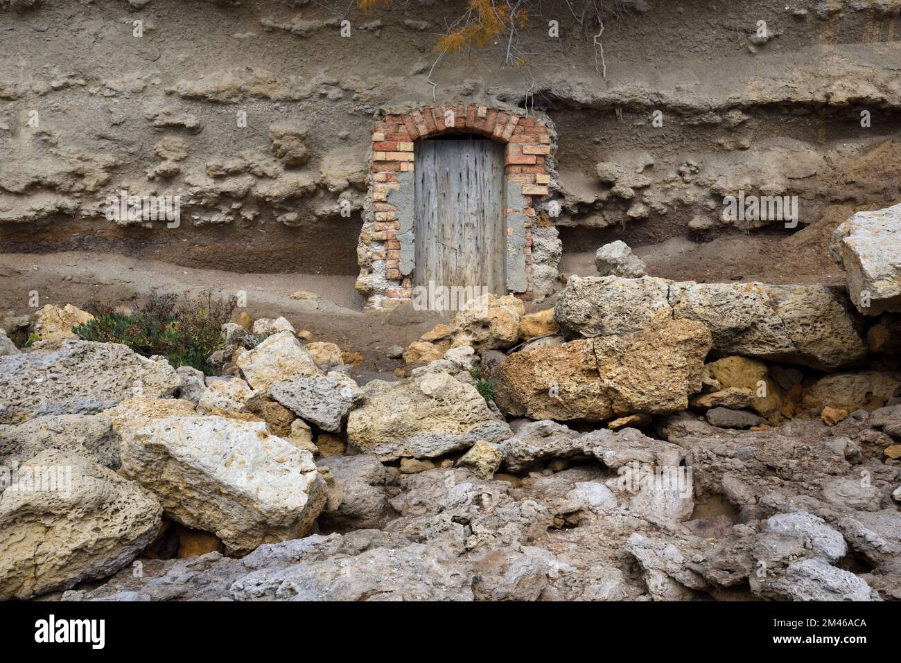 Old Door oder Doorway und Felsfall der einstürzenden Klippen oder Küstenerosion an der Mittelmeerküste Carry-le-Rouet Provence Frankreich Stockfoto