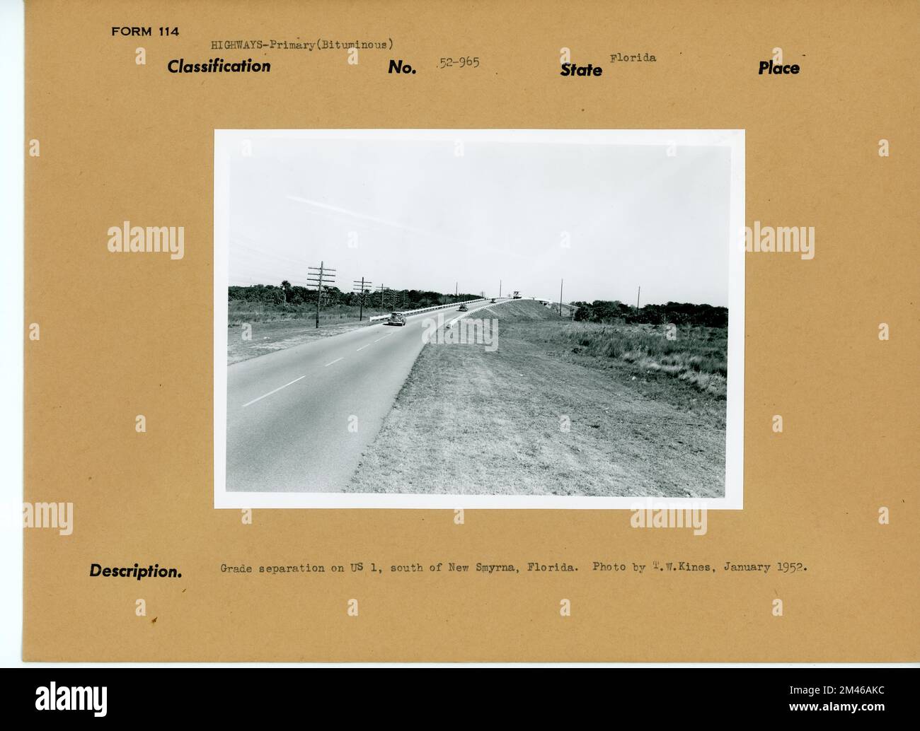 Straße in Florida. Originalüberschrift: Abstufung auf US 1, südlich von New Smyrna, Florida. Foto: T. W. Kines, Januar 1952. Bundesstaat: Florida. Stockfoto