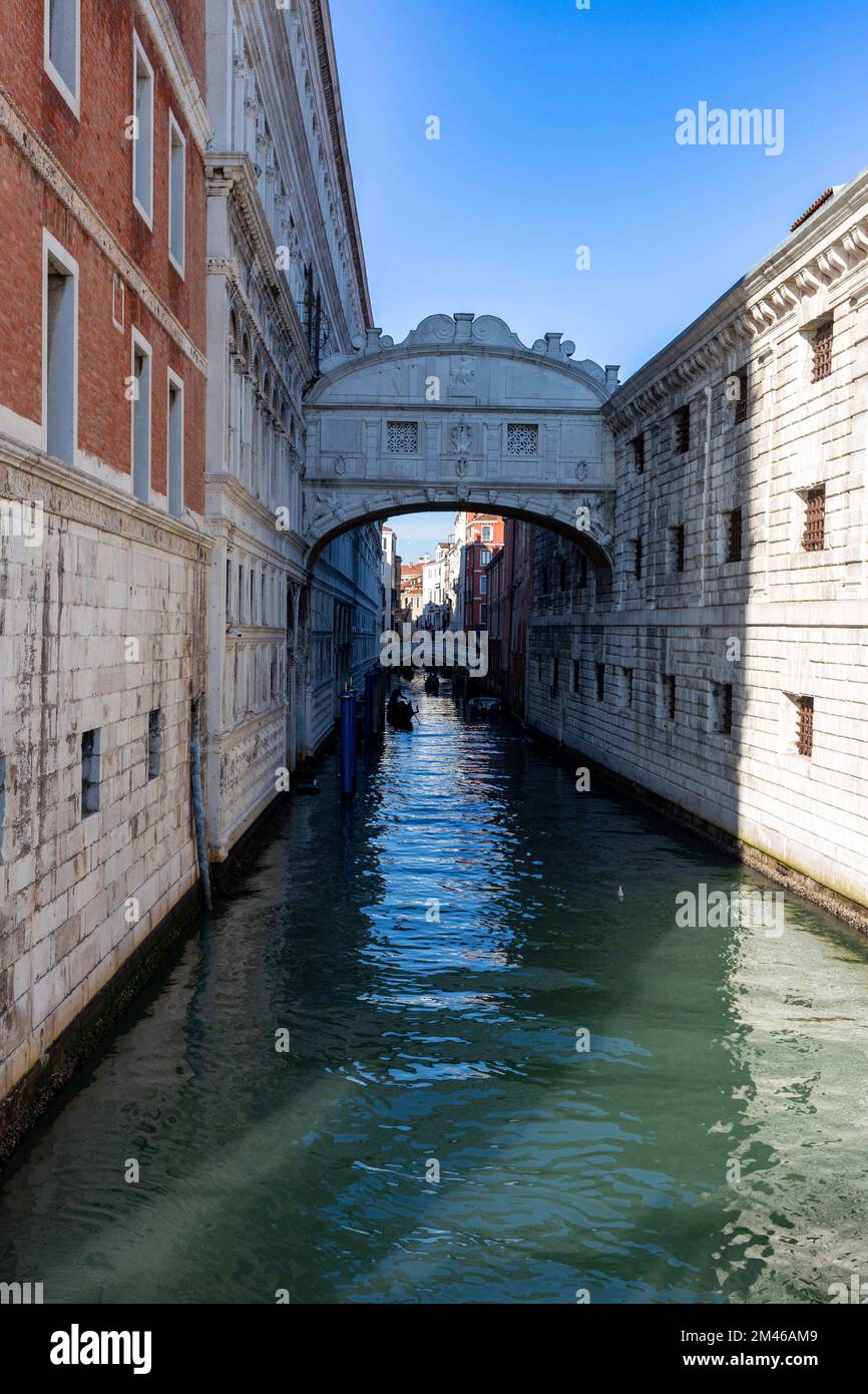 Diese charakteristische Brücke von Venedig, die Seufzerbrücke, befindet sich in der Nähe der Piazza San Marco und verbindet den Dogenpalast mit den Gefängnissen. Stockfoto