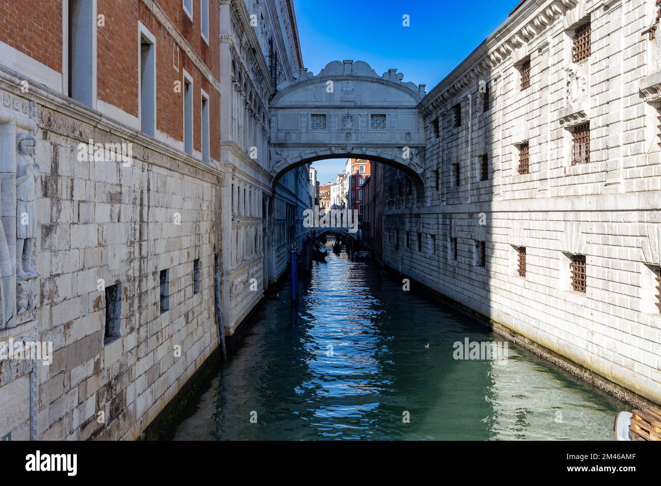 Diese charakteristische Brücke von Venedig, die Seufzerbrücke, befindet sich in der Nähe der Piazza San Marco und verbindet den Dogenpalast mit den Gefängnissen Stockfoto
