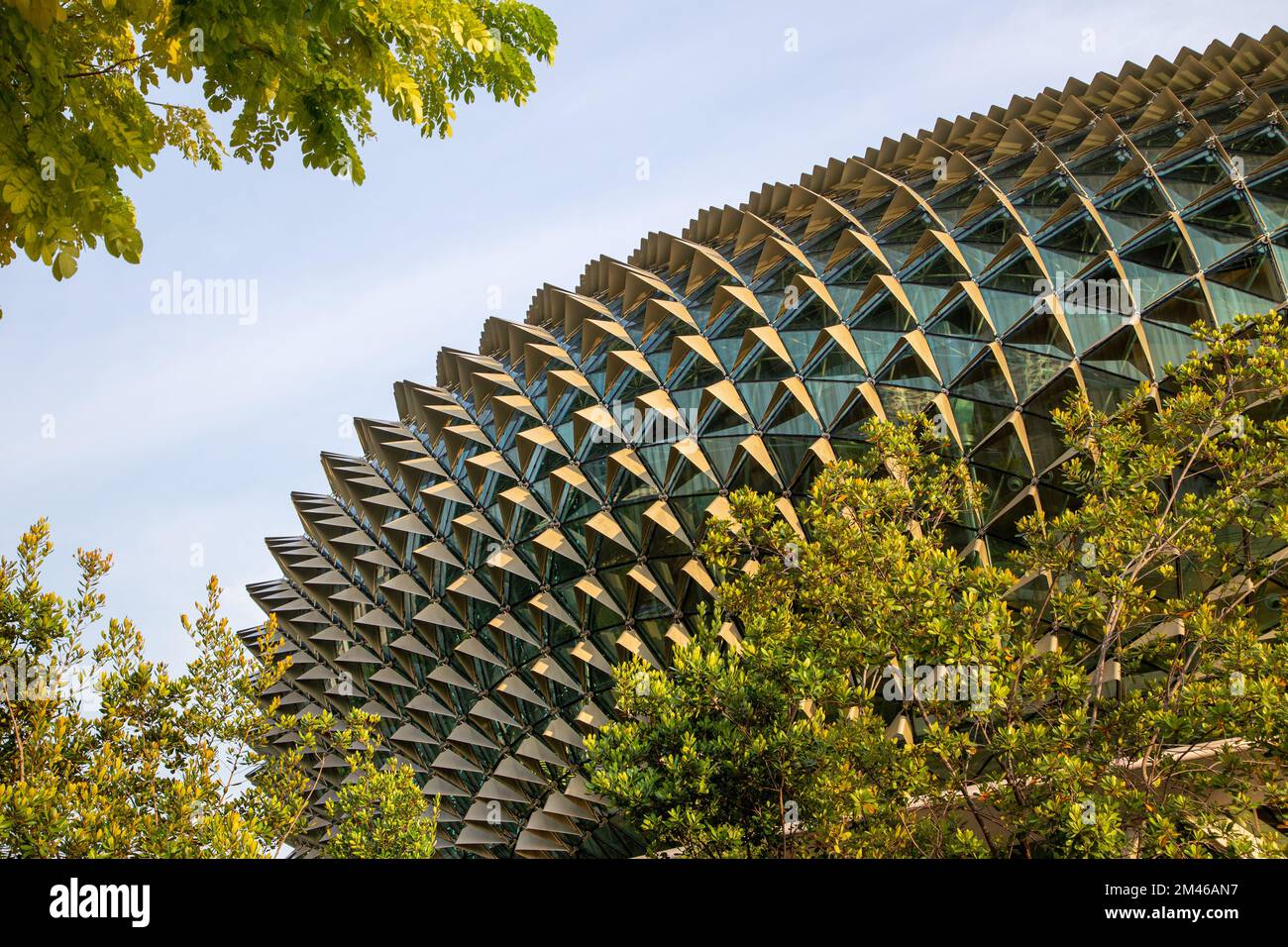 Ein detailliertes Foto der stacheligen durianischen Fassade der Esplanade-Theater am Bay Building im Zentrum von Singapur. Stockfoto