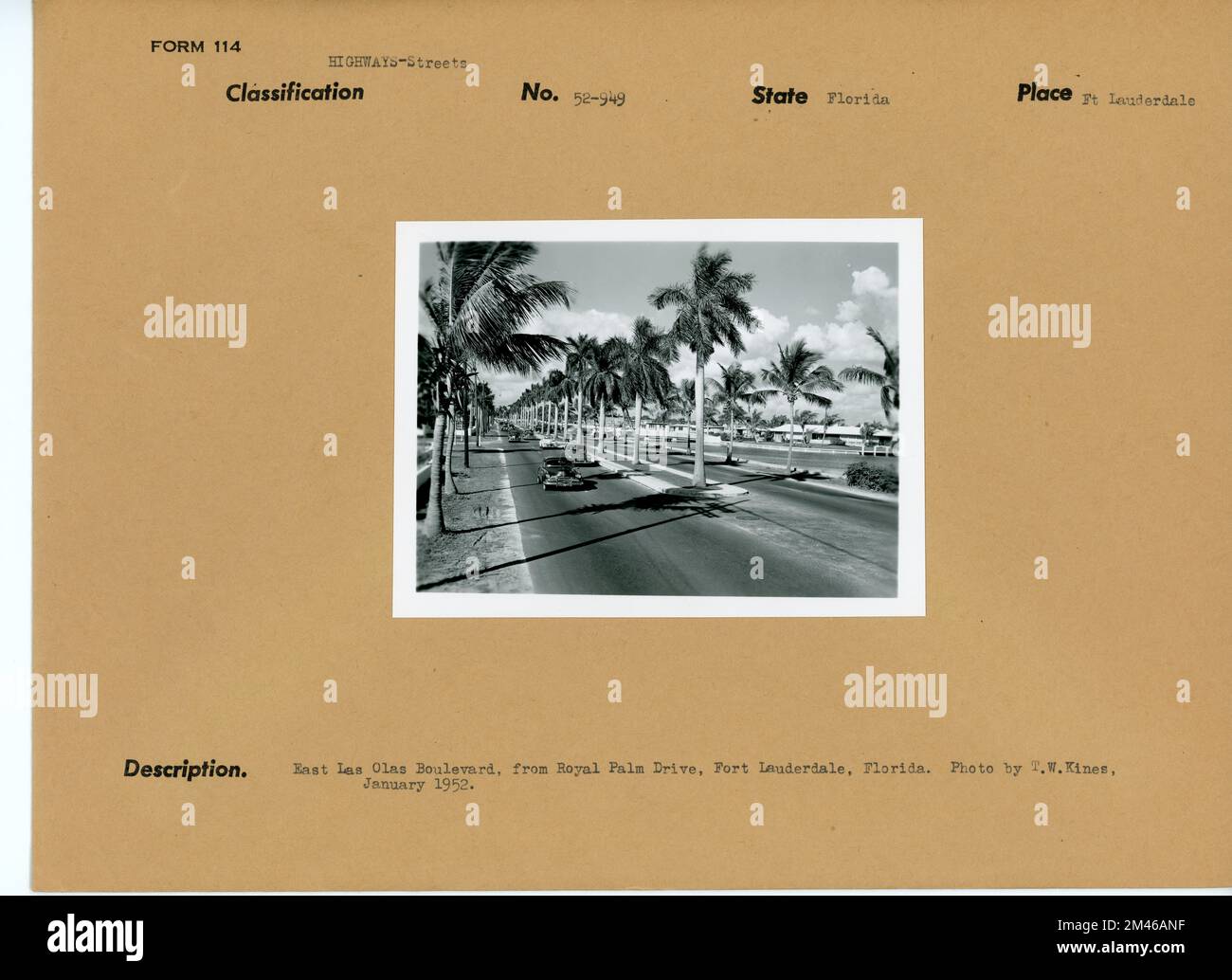 Straße in Florida. Originaltitel: East Las Olas Boulevard, aus Royal Palm Drive, Fort Lauderdale, Florida. Foto: T. W. Kines, Januar 1952. Bundesstaat: Florida. Ort: Ft. Lauderdale. Stockfoto