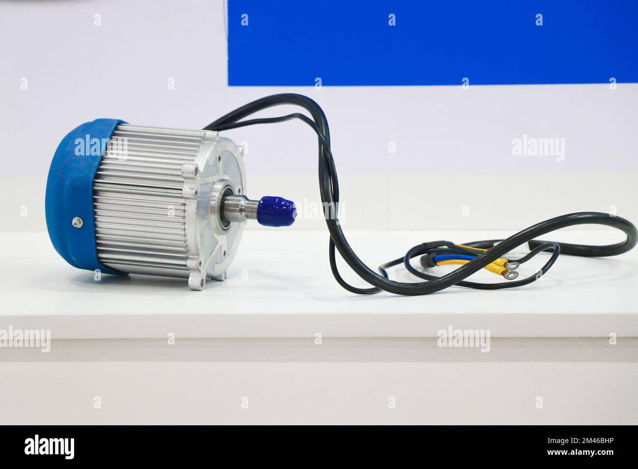 Der Elektromotor, der als Generator- oder Motormotor mit Kabeln für Anschlüsse verwendet werden kann Stockfoto