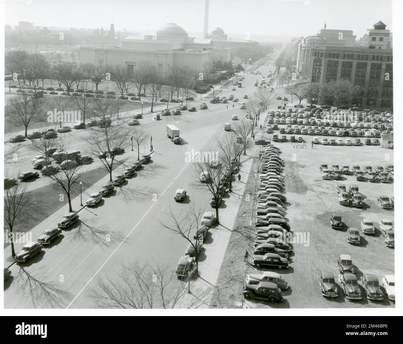 Blick nach Westen auf die Kreuzung von Pennsylvania, Constitution und 4. St NW. Originaltitel: Blick nach Westen in die Kreuzung von Pennsylvania, Constitution und 4. St NW. Bundesstaat Washington, D.C. Stockfoto