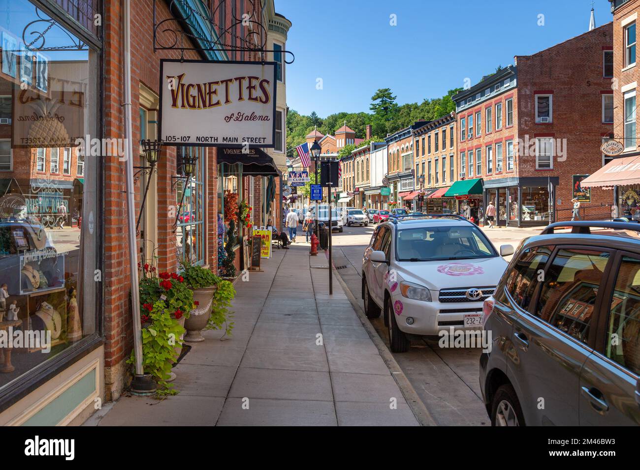 Malerische Läden und historische Backsteingebäude säumen die Main Street von Galena, Illinois. Stockfoto