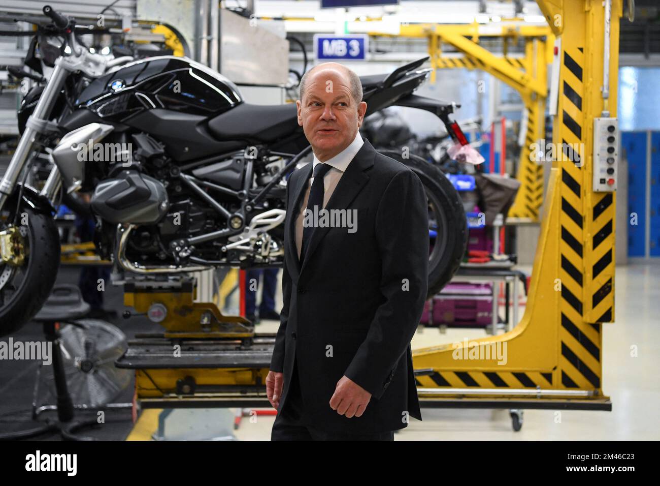 bundeskanzler-olaf-scholz-besucht-den-motorradhersteller-der-bmw-gruppe