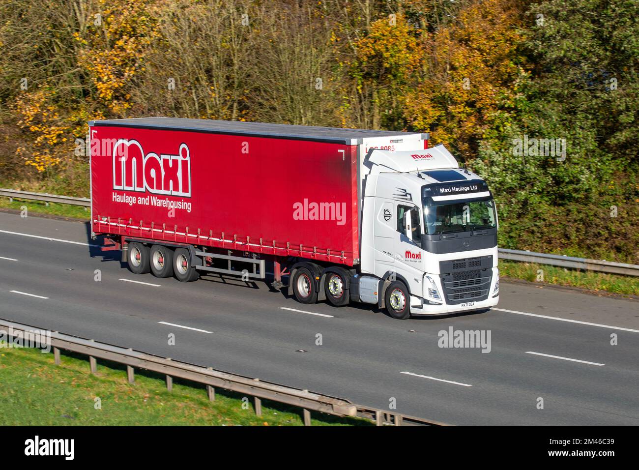 MAXI-Transport und -Lagerung. VOLVO FH500 6x2T HSLP 1277cc Vorhangseitiger Mittelhubwagen Stockfoto