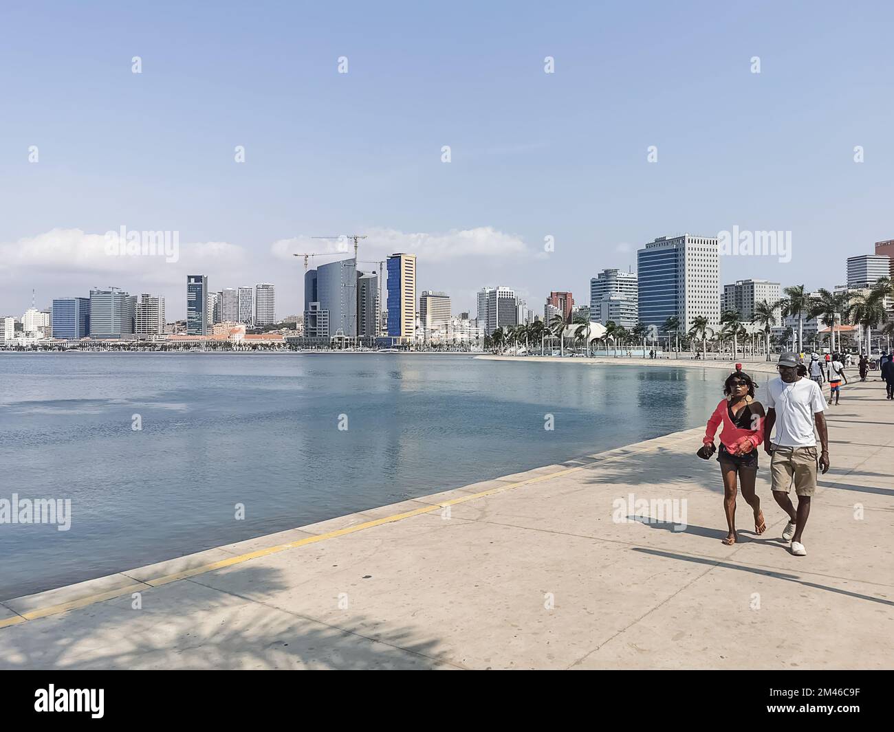 Luanda Angola - 10 09 2022 Uhr: Blick auf die Fußgängerzone am Luanda Marginal, den Lebensstil der Innenstadt, moderne Wolkenkratzer und andere Gebäude auf Luand Stockfoto