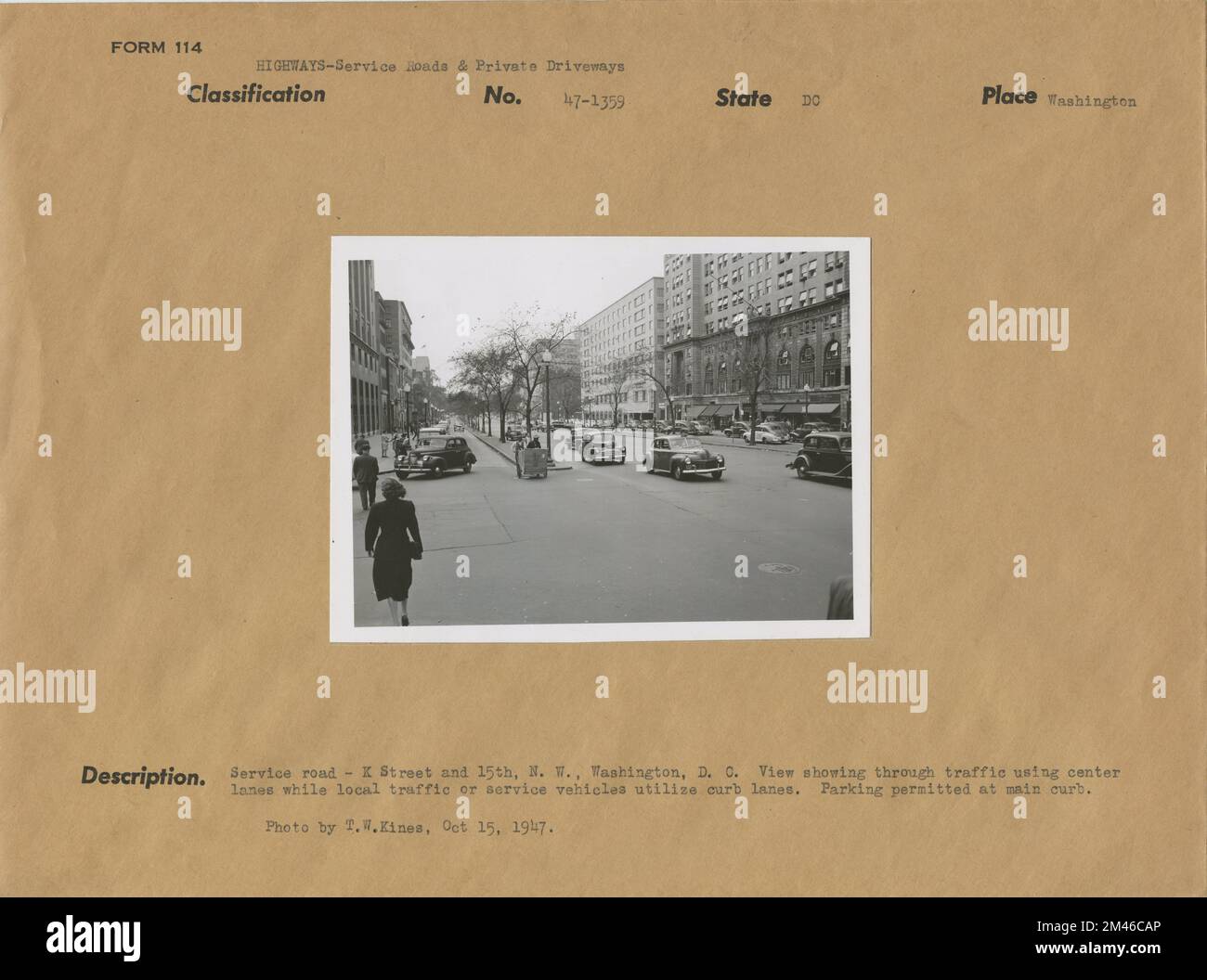 Zufahrtsstraße - K Street und 15. N.W. Originaltitel: Service Road - K Street und 15. N.W. Die Ansicht zeigt den Verkehr auf mittleren Fahrspuren an, während der lokale Verkehr oder Servicefahrzeuge Fahrspuren nutzen. Parken erlaubt an der Hauptkante. Foto: T. W. Kines. Status: DC. Ort: Washington. Stockfoto