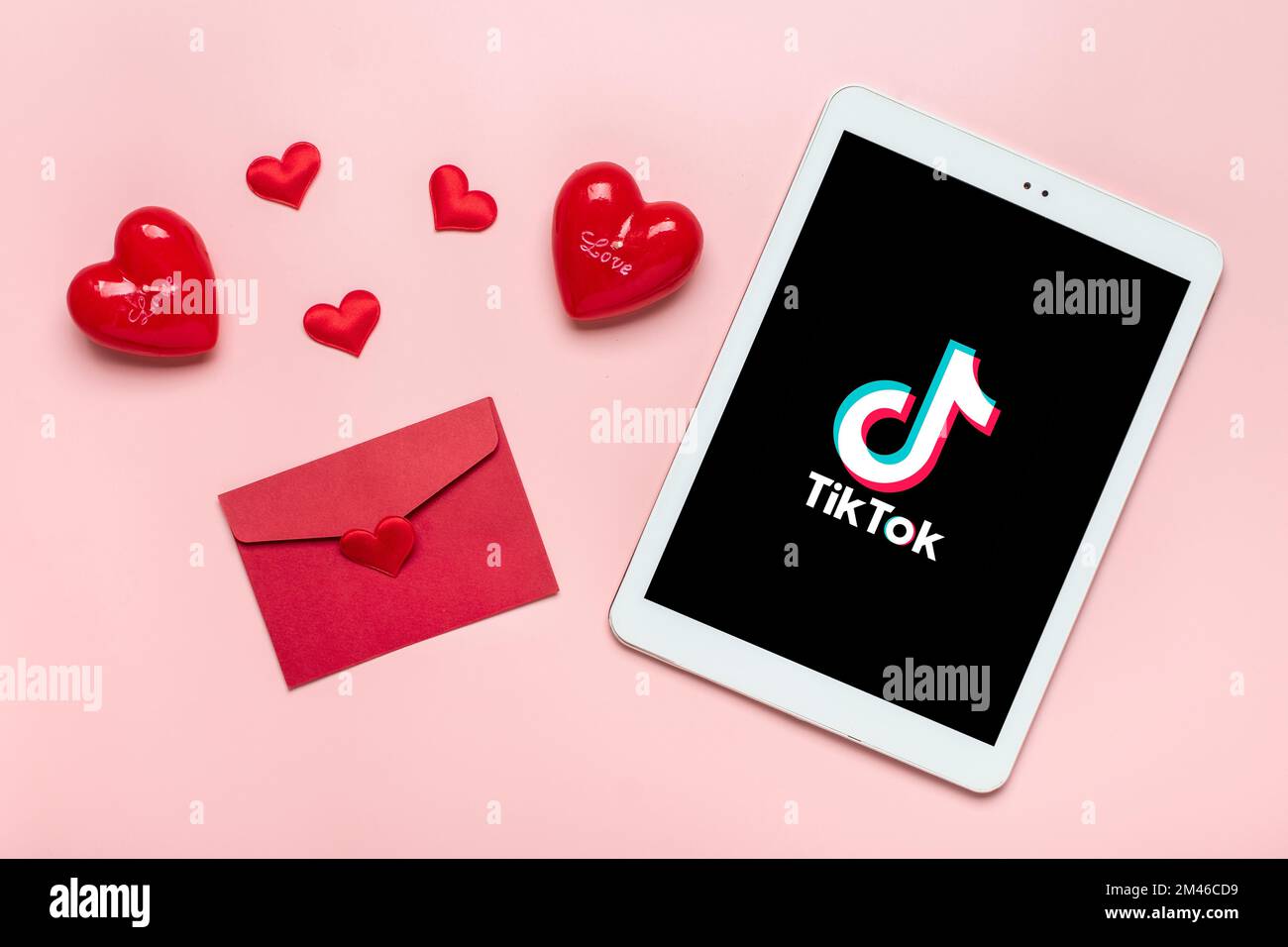 Bangkok, Thailand Dezember 2022 Smartphone Tik Tok Anwendungssymbol, Logo auf dem Bildschirm, wie zwei rote Herzen auf rosa Hintergrund trendiges Social-Media-Netwo Stockfoto
