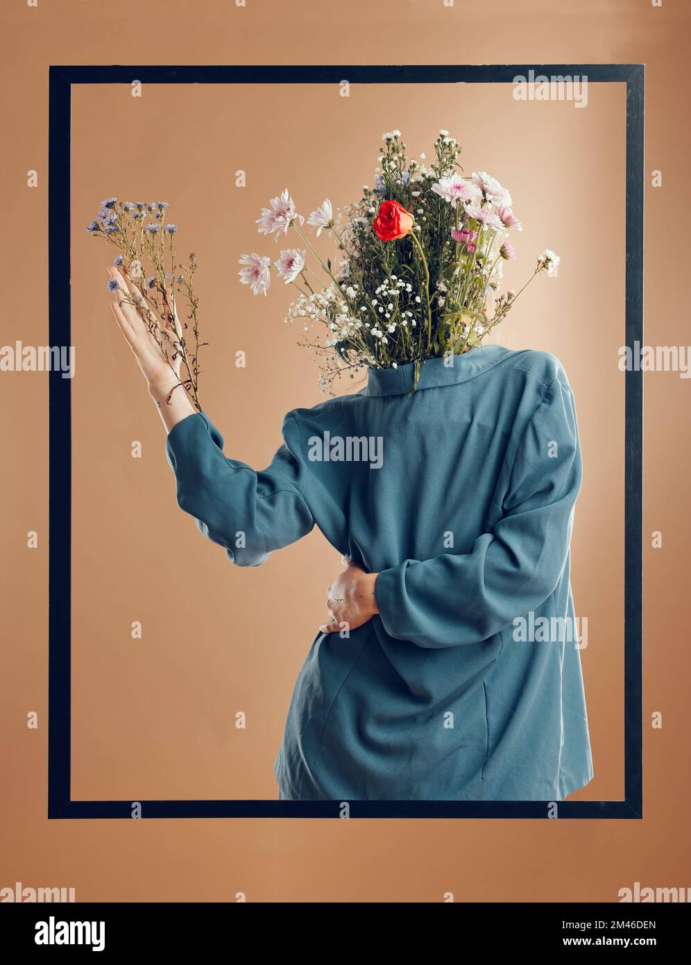 Blumen, abstrakte und ästhetische Frau in Art déco-Rahmen für Mode, Blumen und Surrealismus für Pop Art Studio Hintergrund. Psychedelisches Modell mit Stockfoto