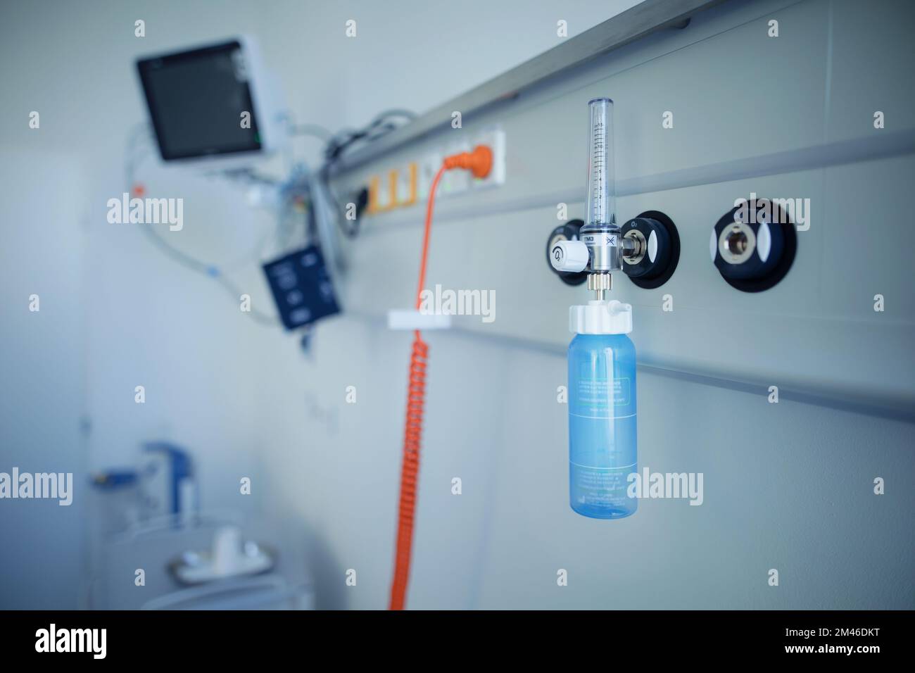 Nahaufnahme des Sauerstoffdurchflussmessers im Krankenhauszimmer. Stockfoto