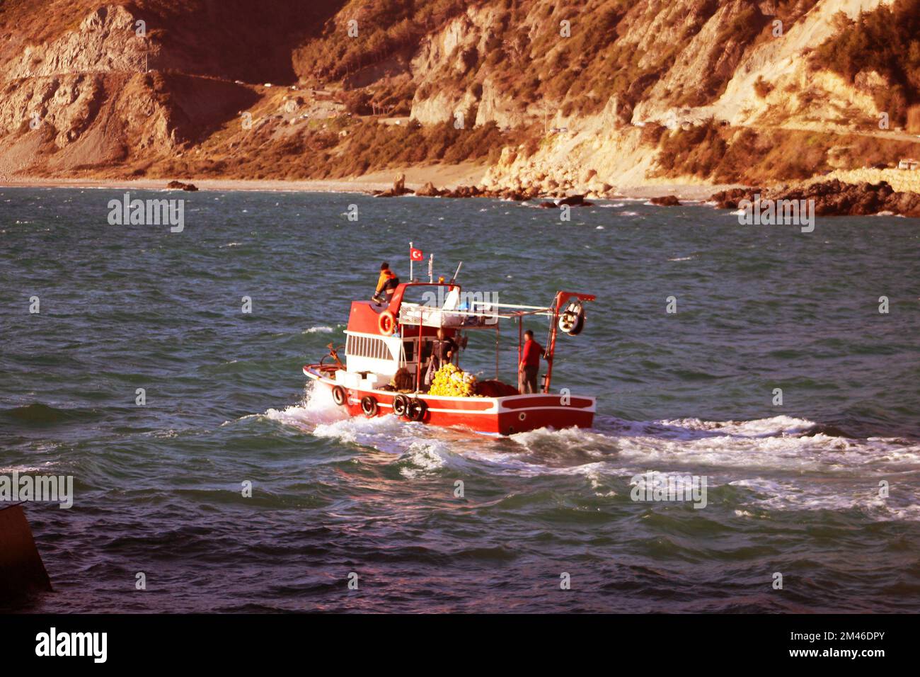 Rotes Fischerboot auf dem Mittelmeer. Melancholisches Wetter oder Stimmung. Stockfoto