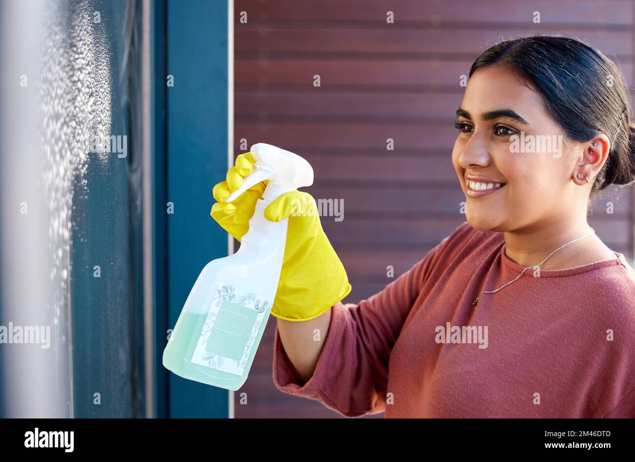 Frau, Hände oder Sprühflasche bei der Fensterreinigung im Hotel-, Heim- oder Bürogebäude bei der Hygiene- oder Bakterienpflege. Sauberer Stockfoto