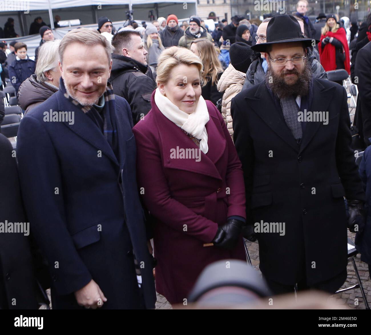 Berlin, Deutschland. 18.. Dezember 2022. Berlin: Hanukka am Brandenburger Tor - Einweihung und Zeremonie. Die Beleuchtung der ersten Hanukka-Kerze. Das Foto zeigt den Bundesfinanzminister Christian Lindner, den Bürgermeister von Berlin Franziska Giffey und Yehuda Teichtal, Rabbi der jüdischen Gemeinde in Berlin (Foto: Simone Kuhlmey/Pacific Press). Kredit: Pacific Press Production Corp./Alamy Live News Stockfoto