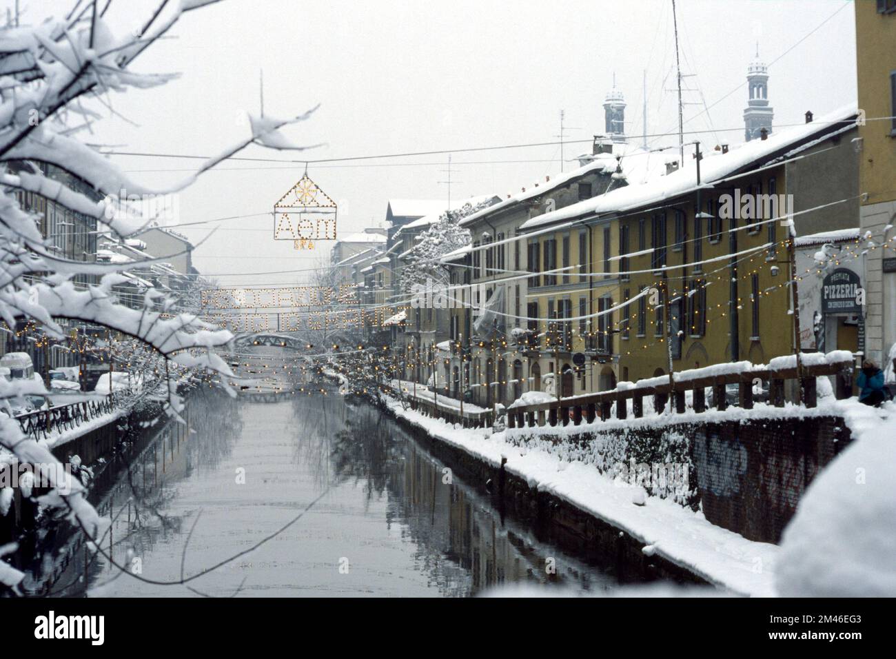 Mailand, Lombardei, Italien: Der Naviglio Grande mit Schnee in den Weihnachtsferien Stockfoto