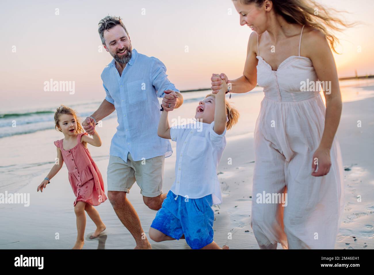 Glückliche Familie mit kleinen Kindern, die Zeit auf dem Meer im exotischen Land genießen. Stockfoto