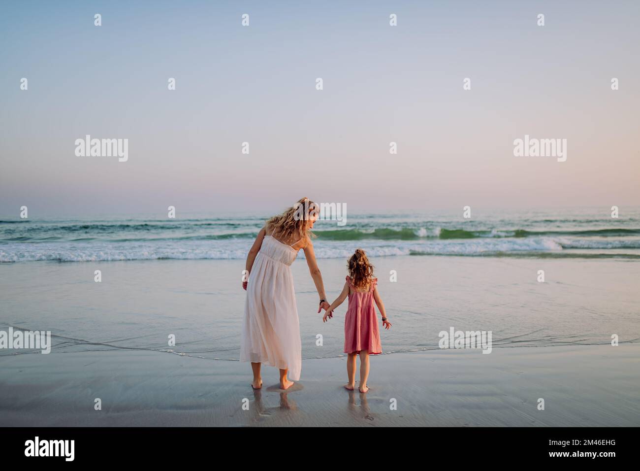 Mutter mit ihrer kleinen Tochter genießt Zeit auf See, Rückblick. Stockfoto