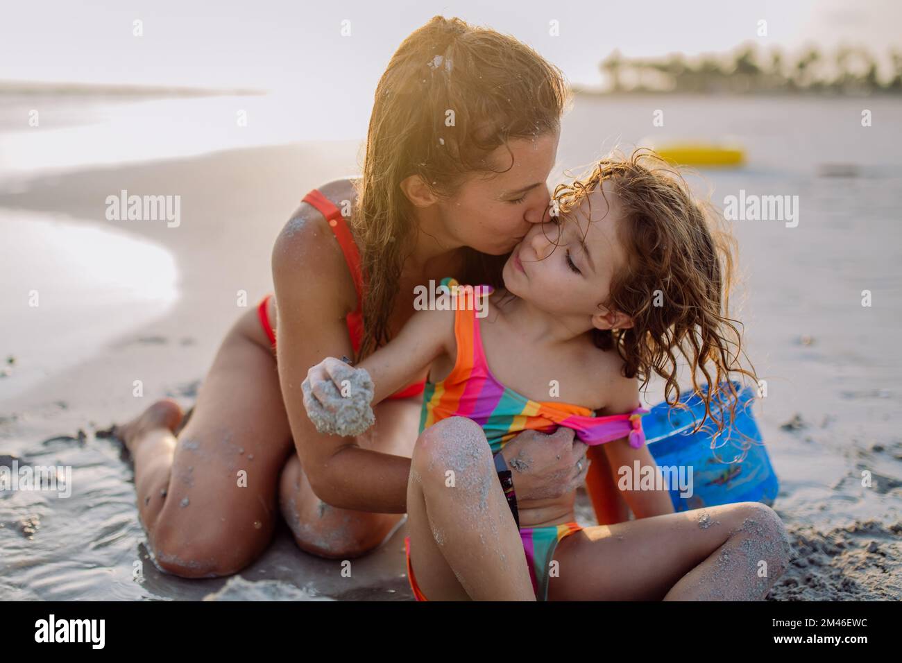 Mutter mit ihrer kleinen Tochter genießt Zeit auf See. Stockfoto