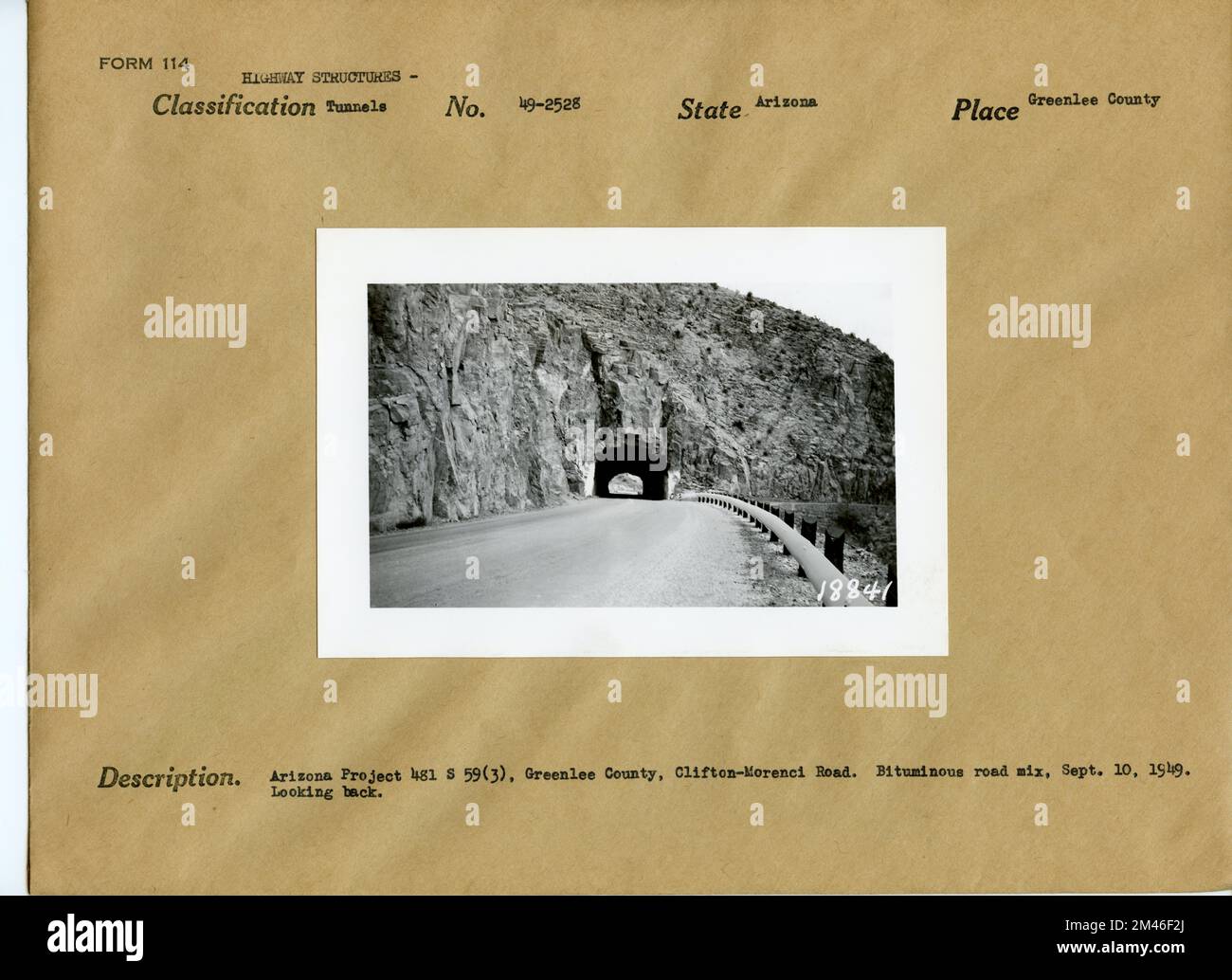 Clifton-Morenci Road, Arizona Project 481 S 59(3). Originalüberschrift: Arizona Project 481 S 59(3), Greenlee Coun Ty, Clifton-Morenci Road. Bituminous Road Mix, 10. September 1949. Zurückblickend. Bundesstaat Arizona. Ort: Greenlee County. Stockfoto