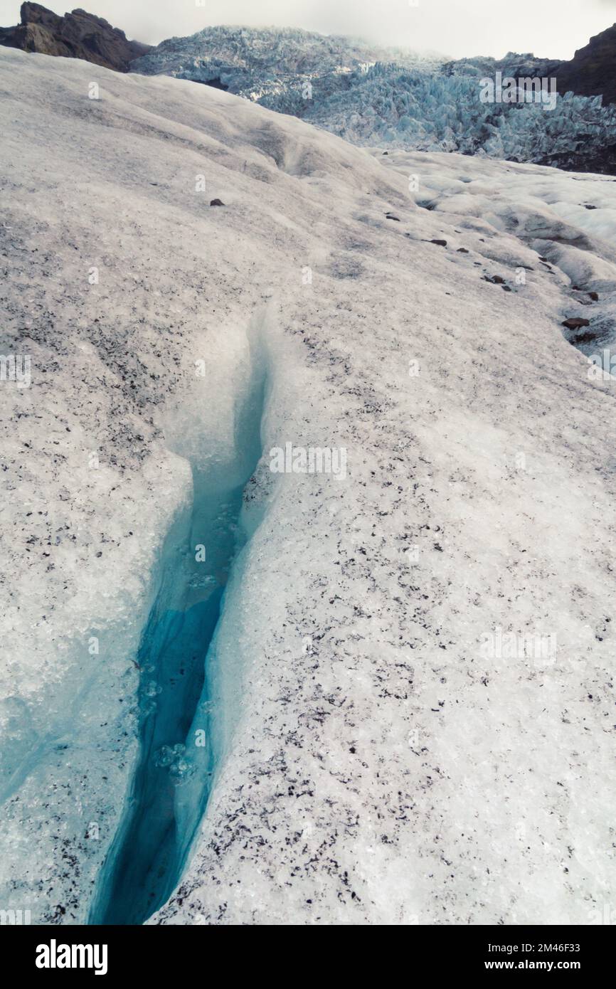 Graben mit Wasser in alter Gletscherlandschaft Foto Stockfoto