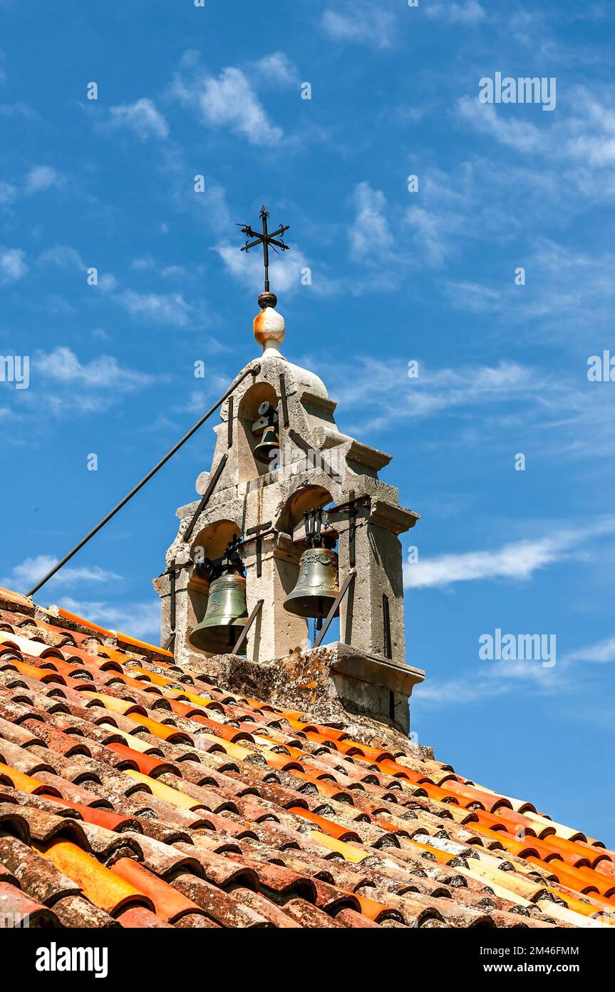 Glockenturm der Kirche St. Johannes der Täufer in Makar, Makarska, Kroatien Stockfoto