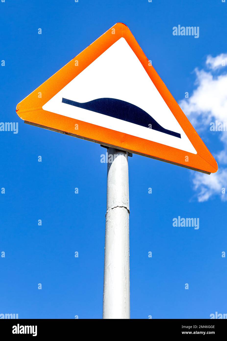 Triangle Speed Bump Straßenschild gegen den blauen Himmel. Warnschild Speed Bump Stockfoto