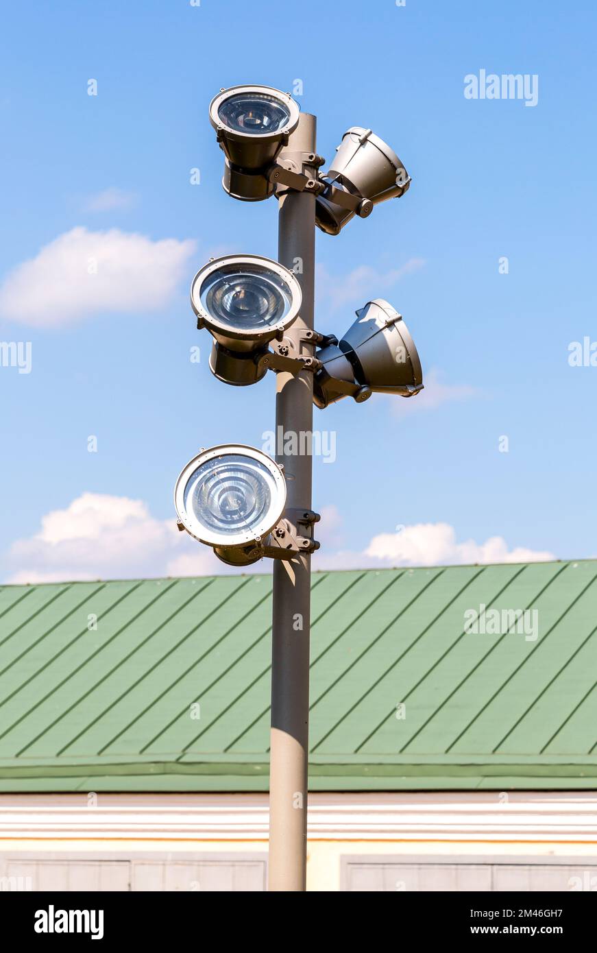 Lichter an einem Pfosten bauen, Stadtbeleuchtung Stockfoto