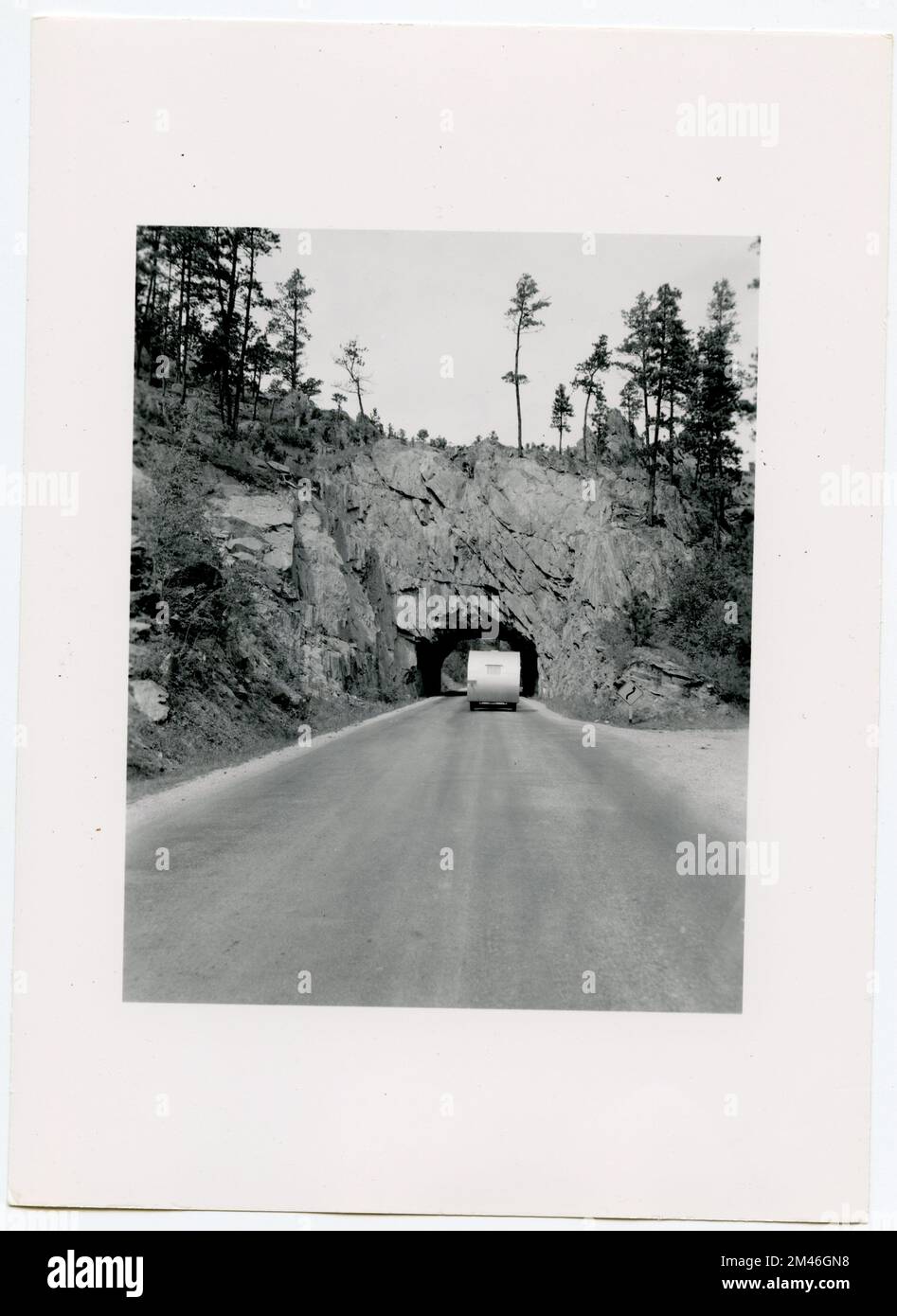 Tunnel in den USA Route 18. Originalunterschrift: Tunnel auf den USA Route 16 auf dem Weg zum Mt. Rushmore National Memorial. Fotos von T. W. Kines, August 8,1950. Bundesstaat: South Dakota. Stockfoto