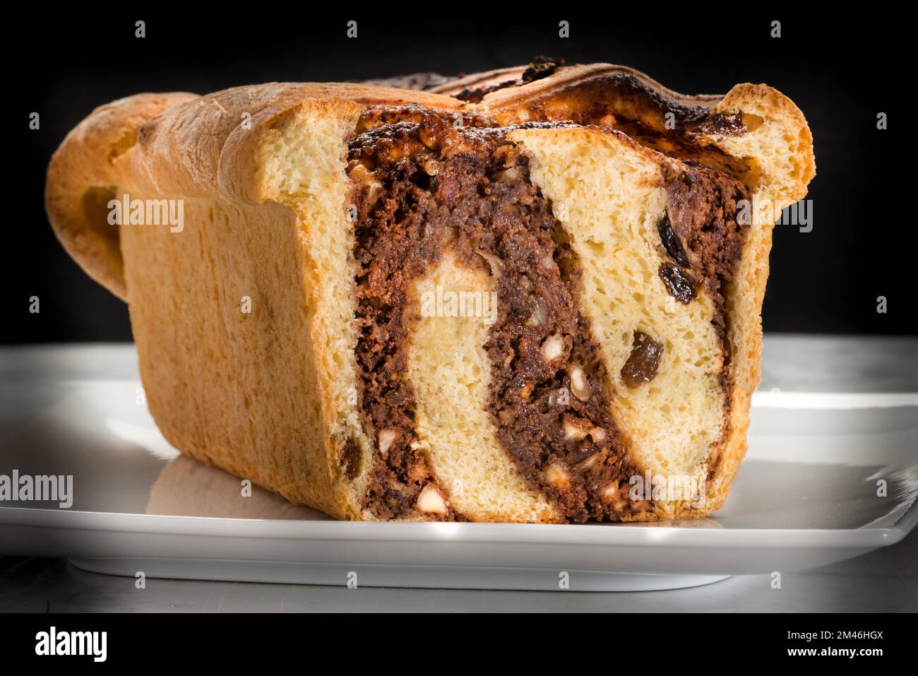 Ein Hefekuchen mit Kakaonusfüllung. deutsche Spezialität Stockfoto