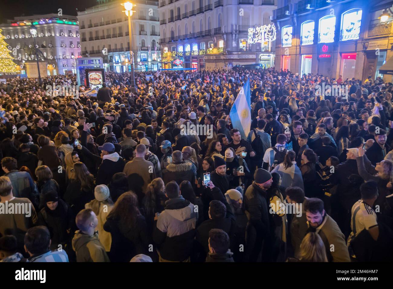 Madrid, Spanien. 18.. Dezember 2022. Die argentinischen Einwohner Madrids feiern den Sieg der argentinischen Mannschaft in Katar 2022 auf den Straßen. (Foto: Alberto Sibaja/Pacific Press) Kredit: Pacific Press Media Production Corp./Alamy Live News Stockfoto