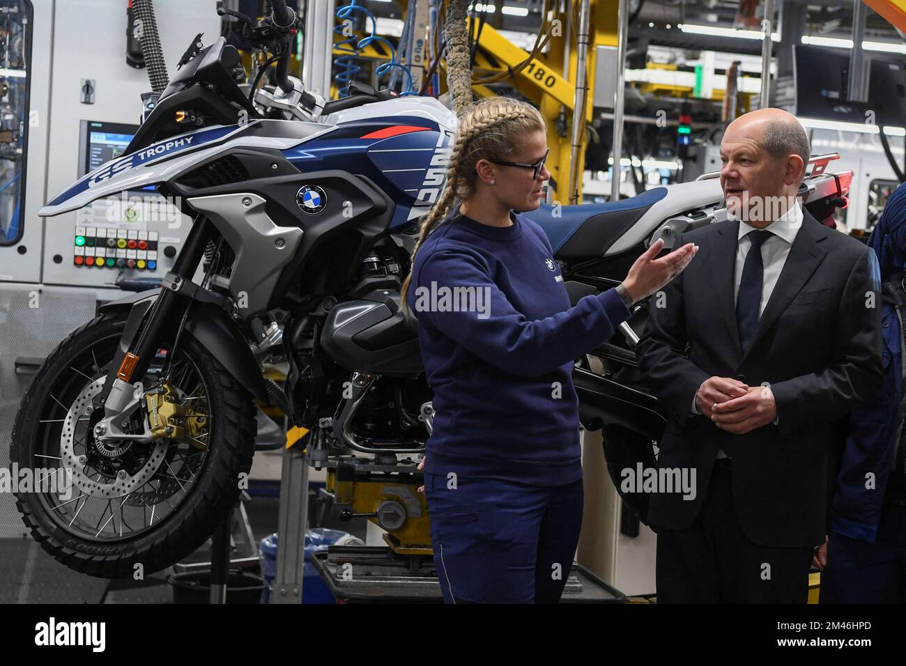 bundeskanzler-olaf-scholz-besucht-den-motorradhersteller-der-bmw-gruppe