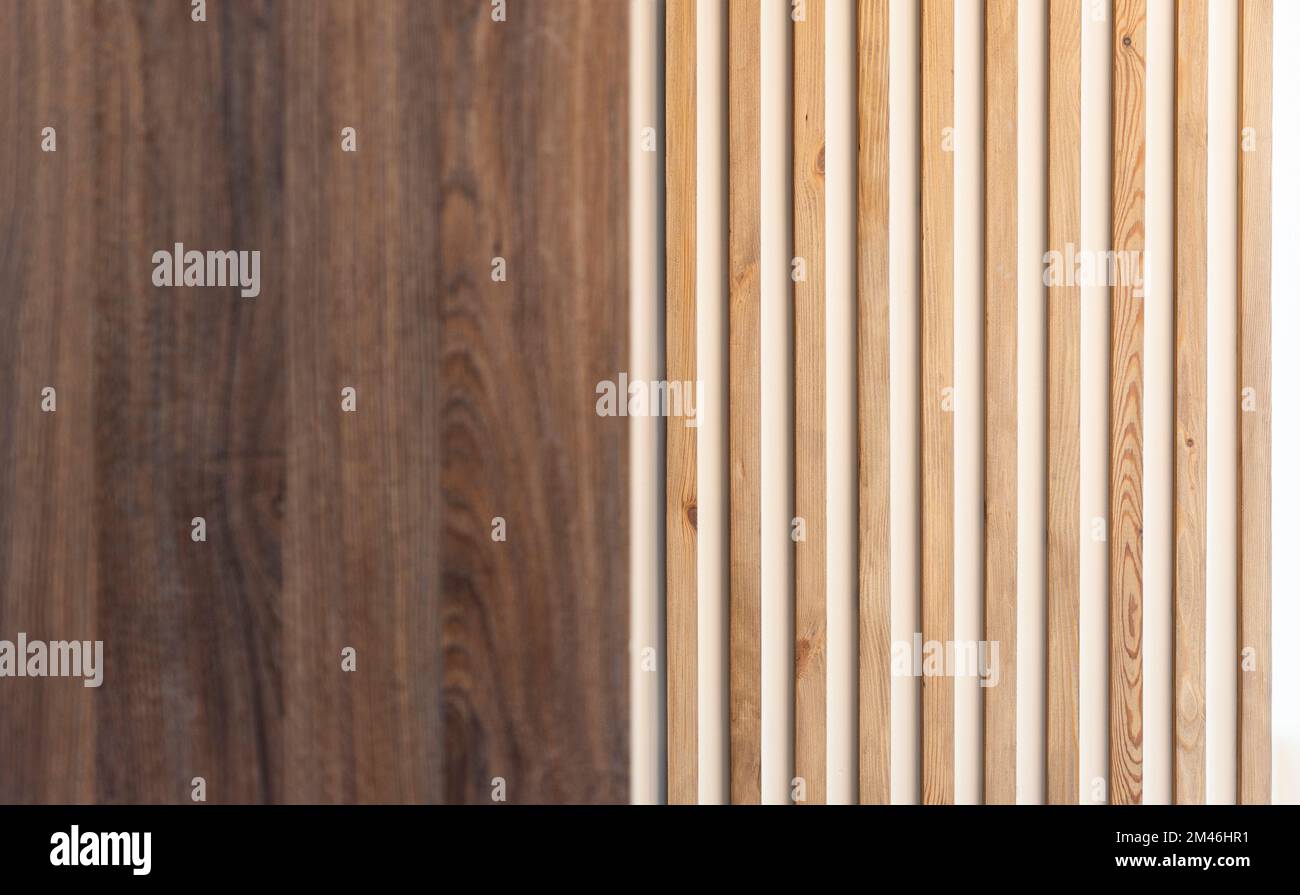 Schmale Holzlatten an einer weiß verputzten Wand als Element der modernen Einrichtung in minimalistischem Innendesign Stockfoto
