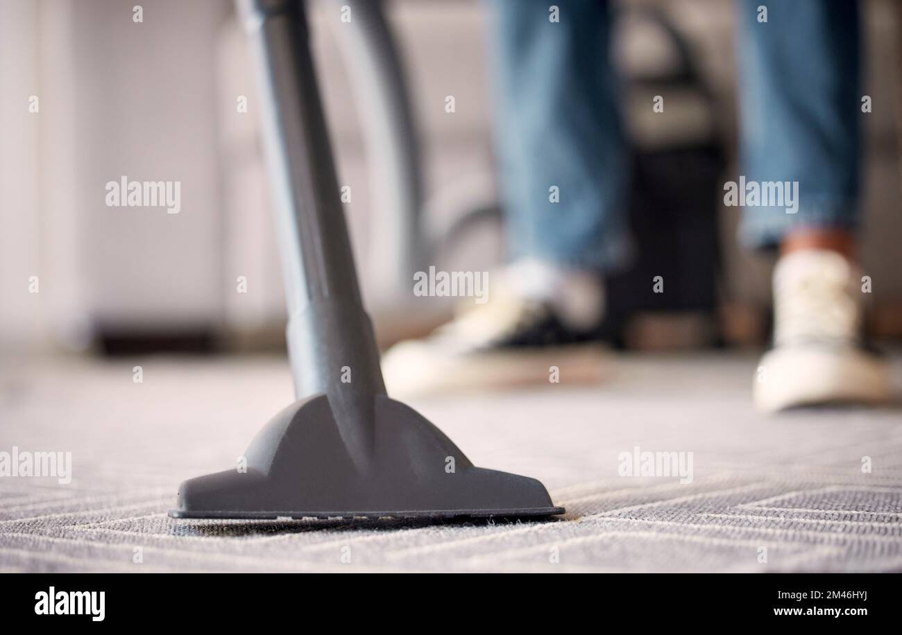 Boden-, Haus- oder StaubsaugerTeppich oder staubige, dreckige oder verschmutzte Bakterien auf dem Boden beim Frühjahrsputz. Reinigungsdienste, zu Hause oder Arbeiter mit einem Stockfoto