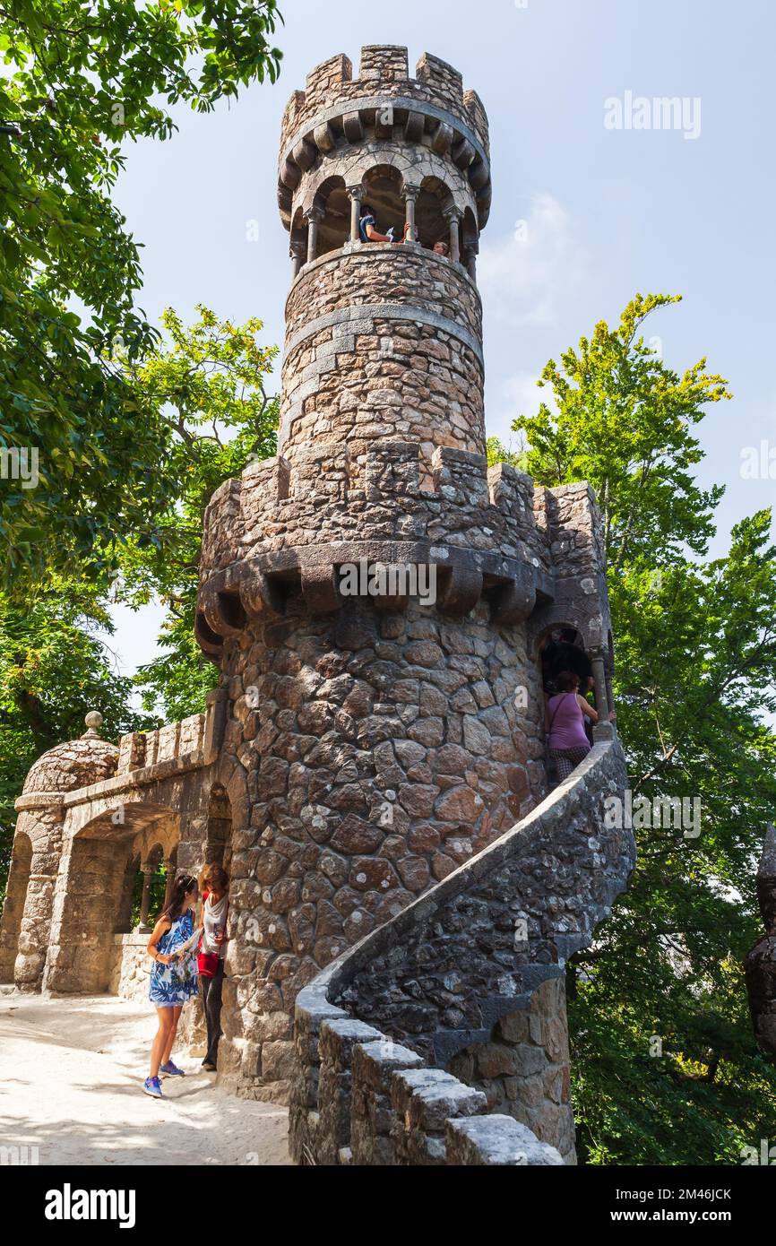 Sintra, Portugal - 14. August 2017: Touristen besuchen den runden Turm der Quinta da Regaleira Stockfoto
