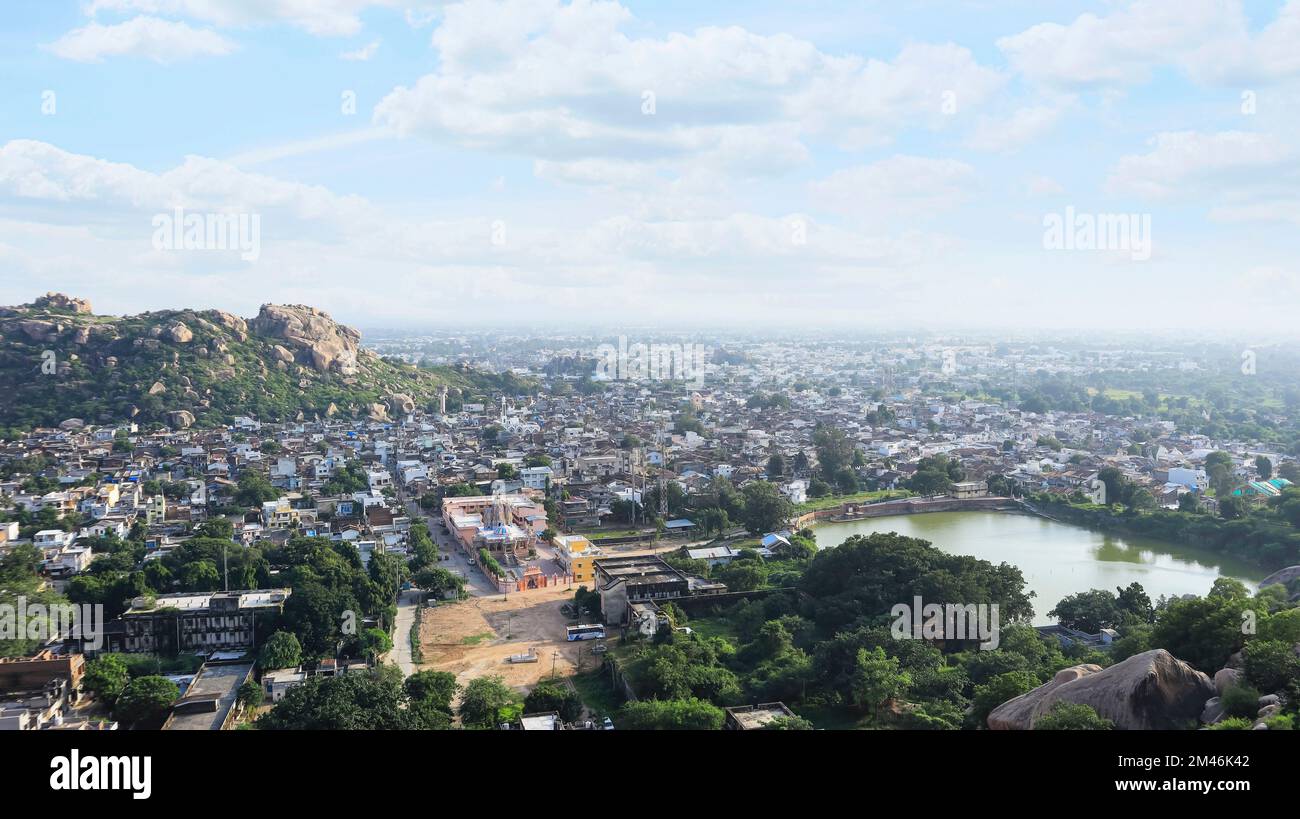 Blick auf Idar, Rani Talav mit Jain-Tempel im Zentrum, Sabarkantha, Gujarat, Indien. Stockfoto