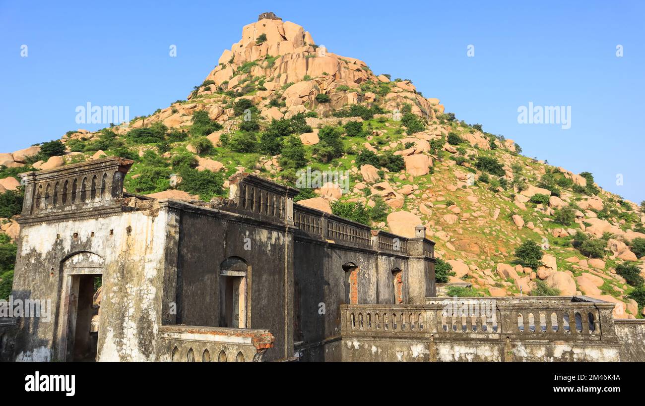 Blick auf das im 7.. Jahrhundert erbaute Fort Idar, Idar, Sabarkantha, Gujarat, Indien. Stockfoto