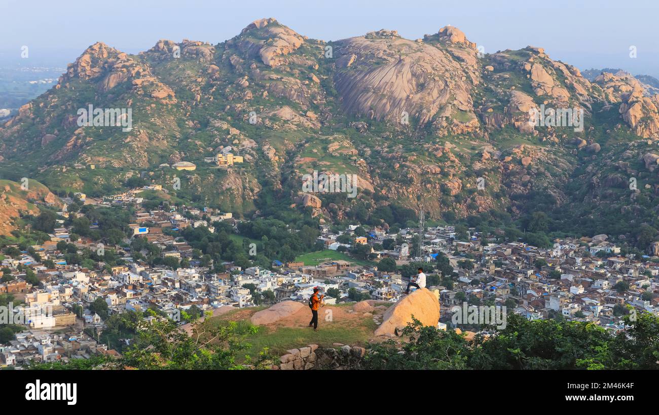 Blick auf die Stadt Idar und die zerklüfteten Hügel rund um Idar, Sabarkantha, Gujarat, Indien. Stockfoto