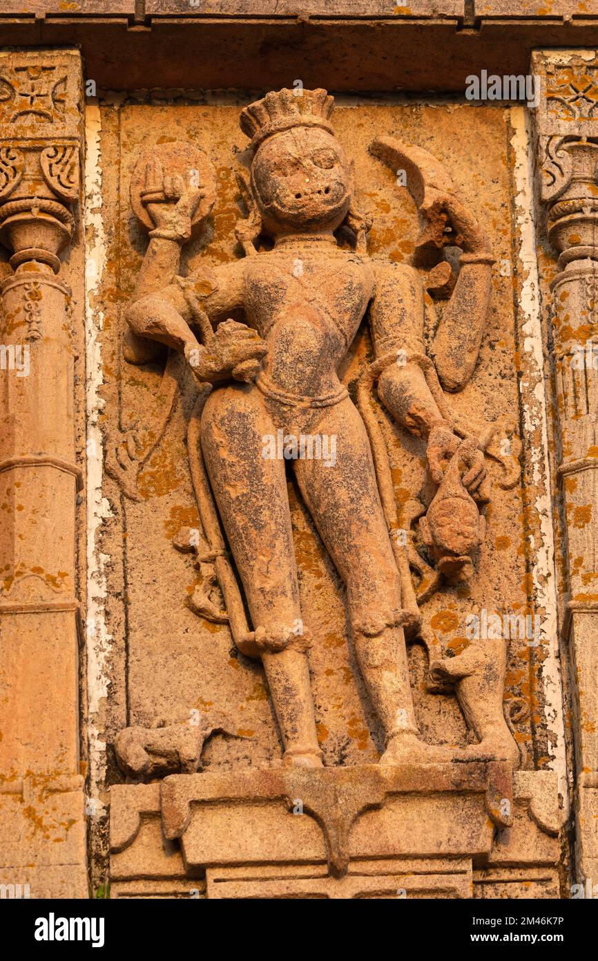 Skulptur des hinduistischen Gottes auf Ranmal Choki, Idar Fort, Sabarkantha, Gujarat, Indien. Stockfoto