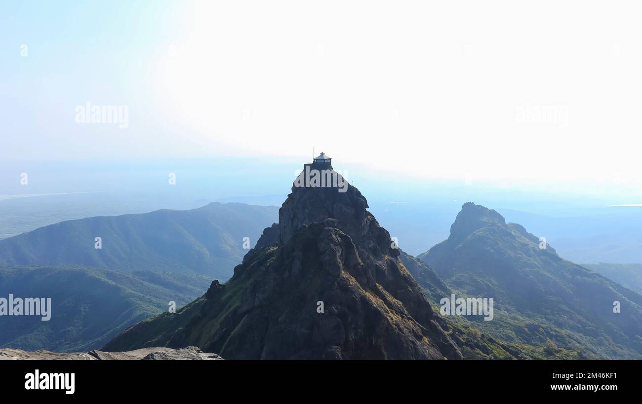 Blick auf Guru Dattatreya Paduka Mandir auf Mount Girnar, Junagadh, Gujarat, Indien. 9999 Stufen zum Tempel. Stockfoto